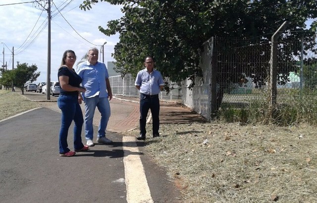 2017419_FOTO - Vereadores pedem construção de passagem entre a escola e creche